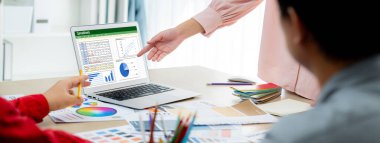 Hesap tablosu bilgi finansal başlangıç kavramı. Çevrimiçi analiz projesi için hesap tablosu belgelerinde veri ve grafikler