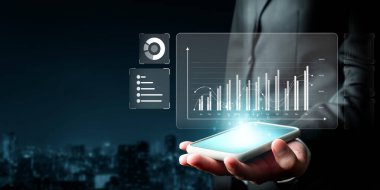 İş adamı, tahmin edilen büyük veri modellerinden gerçek zamanlı analizlere uzanan eğilimleri ve görüşleri ortaya çıkarmak için veri analizlerini derinlemesine inceleyerek, veri güdümlü kararların analitik endüstrileri nasıl ileri götürdüğünü öğrenir Faas