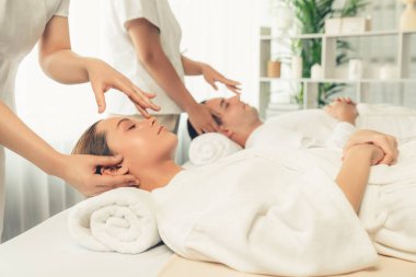 Kafkasyalı çift stres önleyici kafa masajının keyfini çıkarıyor ve lüks otellerde ya da otel spa salonlarında gündüz kaplıcalarında yüz güzelliği eğlencelerini şımartıyor. Sessiz.