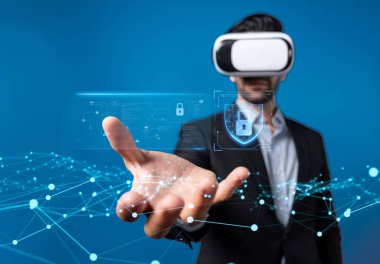 İş adamı siber güvenliğin özünü keşfeder. Siber koruma yöntemlerini, tehditleri derinlemesine araştır ve siber güvenlik duruşunu güçlendir. Siber Güvenlik Çağı FaaS 'ında yol almak için gerekli.