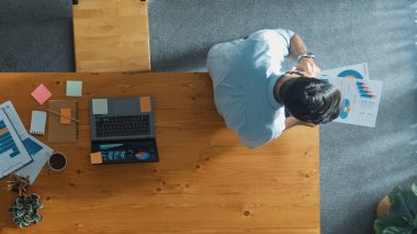 Masada otururken iş adamının ekiple telefonda konuşması. Akıllı yönetici finansal grafiğe bakarken pazarlama stratejisi hakkında meslektaşıyla konuşuyor ve onu arıyor. Cemaat.