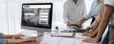 Çevrimiçi otel rezervasyon sitesi canlı rezervasyon sistemi sağlar. Seyahat teknolojisi kavramı .