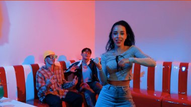 İspanyol dansçı çeşitli arkadaşlar birlikte dans ederken hareket eder. Mutlu profesyonel hipster el sıkışırken aynı zamanda çok kültürlü bir grubu destekliyor ve cesaretlendiriyor. Mutluluk.