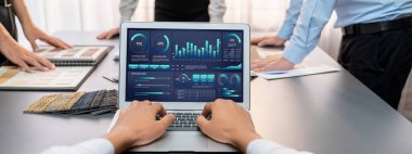 Masadaki bir grup iç mimar takımı dizüstü bilgisayarında mimari yazılım bulunan çeşitli ruh hali tahtası örneklerini seçiyor. Modern yenileme ve iç malzeme seçimi konsepti. İçgörü