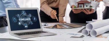 İç mimar tasarımcı grubu, daha kesin tasarım için planlar ve dizüstü bilgisayar ekran mimari yazılımı üzerinde birlikte tartışıyorlar. Modern ev tasarımı ve yenileme. İçgörü