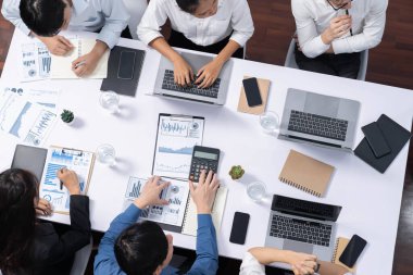 Üst düzey analist ekibi toplantı odasındaki mali verileri analiz etmek için BI Fintech 'i kullanıyor. İş anlayışı ve stratejik pazarlama planlaması için kağıt üzerinde analitik BI gösterge paneli. Tedbirli
