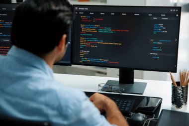 Modern ofisteki web sitesinde son güncelleme sürümü için iki pc ekranda akıllı bilişim geliştirici yazılım geliştirme kodlaması üzerinde yoğunlaşmak, virüs yazılım uygulama programı yaratmak. Tahmin et..