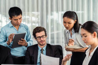 Modern ofis ortamında çalışan çeşitli etnik gruplardan çeşitli iş adamları. Üretken ve çok ırklı ofis çalışanları stratejik ticari pazarlama konusunda tartışmaya giriştiler. Çok titiz.