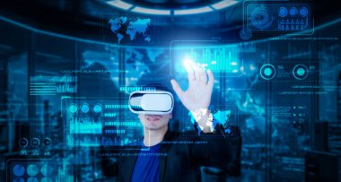 VR gözlüklü bir proje yöneticisi mali tabloyu ve ofisteki parlak mavi ışığı gösteriyor. Yetenekli iş adamı artırılmış gerçeklikten elde edilen verileri kullanarak pazarlama stratejisini kontrol edip planlıyor. Yaratıcılık.