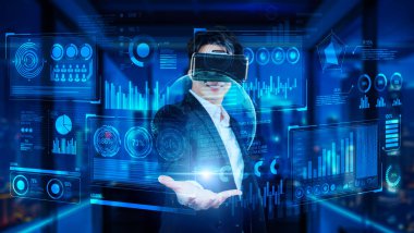 VR gözlüklü proje yöneticisi elinde mali tablo ve ofiste parlayan mavi ışık tutuyor. Yapay zekadan elde edilen verileri kullanarak yetenekli bir iş adamı kontrol ve planlama stratejisi. Yaratıcılık.