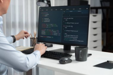 Çevrimiçi web sitesinin bilgisayar ekranında kodlama programı uygulamasına bakan akıllı bilişim geliştiricisi, modern ofisteki iş dünyası pazarında akıllı veritabanı geliştirme sistemini analiz ediyor. İnfobahn.