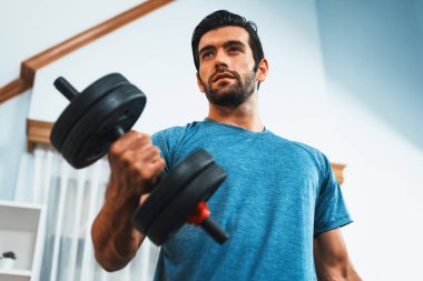 Atletik vücut ve aktif sporcu, sağlıklı vücut egzersizi yaşam tarzı konsepti olarak Gaiety Home 'da kas kazancını etkin bir şekilde hedeflemek için halter ağırlığını kaldırıyor..