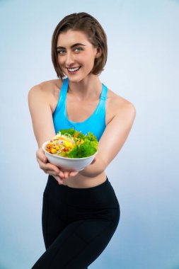 Vücut uzunluğunun tamamı atletik ve sportif, sağlıklı vejetaryen yiyeceklerle izole edilmiş arka planda duran genç bir bayanı çekiyor. Vejetaryen yaşam tarzından sağlıklı aktif ve vücut bakımı.
