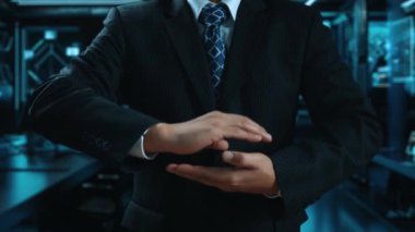 İş adamı, tahminsel büyük veri modellerinden gerçek zamanlı analizlere uzanan eğilimleri ve görüşleri ortaya çıkarmak için veri analizlerini derinlemesine inceleyerek, veri güdümlü kararların analitik endüstrileri UUID 'ye nasıl yönlendireceğini öğrenir