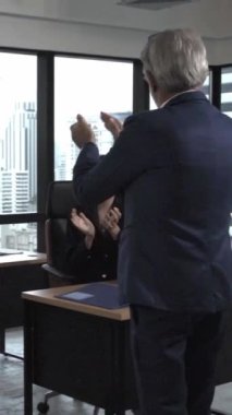 Kıdemli lider takım üyelerine tavsiye konuşması yapıyor. Modern ofisteki masada yaratıcı iş adamları buluşuyor. Çok kültürlü iş ekibi..