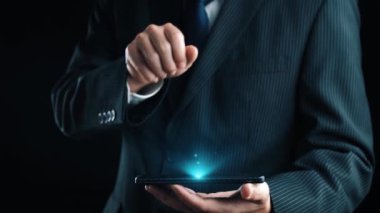 İş adamı B2B peyzajında geziniyor, iş-iş bağlantılarını geliştirmek için kullanım teknolojisi kullanıyor. B2B etkileşimini yeniden şekillendiren keşifler, iş-iş stratejilerinde yenilikleri yönlendiren araçlar. Kullanıcı Kimliği