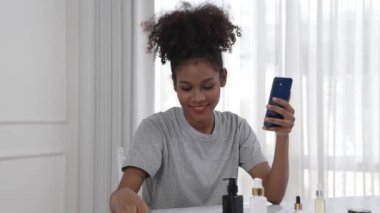 İnternet pazarından alışveriş yapan kadın modern yaşam tarzı için satış malzemeleri arıyor ve önemli siber güvenlik yazılımları tarafından korunan cüzdandan çevrimiçi ödeme için kredi kartı kullanıyor