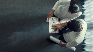 Mühendislik toplantısına katılırken ev tasarımına bakan Kafkas proje yöneticisinin yukarıdan görünüşü. Mimar mühendis grubunun planlara bakarken birlikte çalıştığı hava görüntüsü. Hizalama.