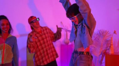 Çekici dansçı hip hop müzik eşliğinde çeşitli arkadaşlarıyla dans ediyor ve performansını destekliyor. Stüdyoda neon ışıklı şık kıyafetler giyen profesyonel çok kültürlü insanlar. Mutluluk.