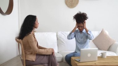 Travma sonrası stres bozukluğu olan üzgün bir kadın psikoloğu, depresyon ya da kalp yetmezliğinden sonra üzüntülü bir ruh sağlığı terapisi görüyor. Hayal kırıklığına uğramış genç bir kadın klinikteki duygular hakkında bir psikologla konuşuyor.