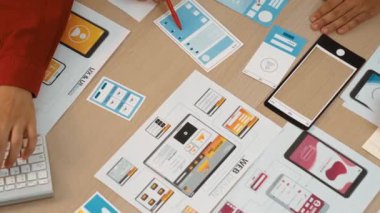 Mobil uygulama ya da web sitesi için kullanıcı arayüzü prototipi planlayan şirket çalışanlarının en iyi görünüm videosu. UX UI tasarımcı beyin fırtınası kullanıcı dostu arayüz planı. Sinerjik