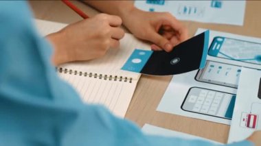 UX geliştiricisinin panorama videosu veya şirket tasarım kullanıcı arayüzü veya mobil uygulama için UI prototipi veya akıllı telefondan yazılım gösteren web sitesi yazılımı. Sinerjik