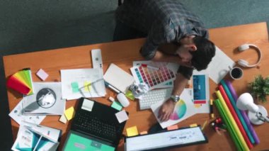 Paletler ve buruşuk kağıtlar üzerindeki tasarımcı görüşü. Yetenekli bir iş adamının toplantı masasında uyurken fikri tükenir. Proje yöneticisi buruşmuş ve kağıt fırlatmış. Sempozyum.