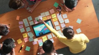 Tablet kablo prototipine bakarken, web tasarımı hakkında beyin fırtınası yapan ve planlayan programcıların tepeden tırnağa görüntüsü. Yetenekli müteahhit takımının dijital uygulamadan bahseden hava görüşü. Sempozyum.