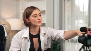 Kadın Etkilenen Vlog video görüntülerini canlı yayınlıyor Makyaj primi sosyal medya veya blog. Kozmetik stüdyosu ışıklandırmalı mutlu genç kız çevrimiçi pazarlama oturumu yayını için..