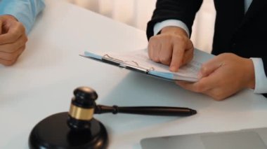 Müvekkil hukuki danışmanlık ve avukatlık danışmanlığı konusunda hukuk firmasına güveniyor, karmaşık yasal sözleşme belgelerini güvenilir bir hukuk danışmanlık hizmeti olarak analiz ediyor. Ağır çekim. Katı.