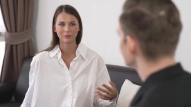 Psikolojik konsültasyon zihinsel problemde iyileşme kaydediyor, genç hasta terapi seansında, psikiyatrist de akıl hastalıkları konusunda tanı koyuyor. Zihinsel tedavi seansı. Düzenle