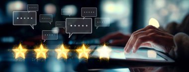 İş adamı müşteri memnuniyet değerlendirmesi verilerini analiz eder ve hizmet kalitesini artırmaya çalışır. Müşteri memnuniyeti ve sadakatini arttırmak için koz değerlendirmeleri. EIDE