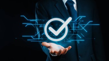 İş adamı, QC ve QA standartlarının karşılandığından emin olmak için katı kalite güvencesi protokolleri uyguluyor. Kalite güvencesi ile sertifikalı ürün mükemmelliğine ulaşmak. Kullanıcı Kimliği