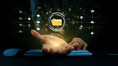 Verimli çalışma süreçleri için çevrimiçi belge dizinlerini yöneten iş adamı. Tüm önemli çevrimiçi belgelerinize kolayca güvenli ve hızlı bir şekilde erişim sağlayın. Kullanıcı Kimliği