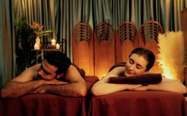 Kafkas çift müşterileri stres önleyici spa masajının keyfini çıkarıyorlar ve lüks otel veya otellerde sıcak mum ışığında güzellik derisi eğlenceleriyle şımartıyorlar. Sessiz.