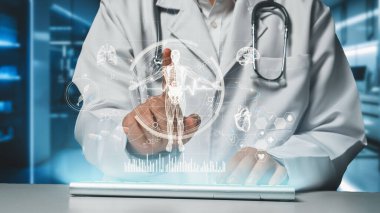 Laboratuvarda yüzen insan anatomisini araştıran ve işaret eden yetenekli doktorlara yaklaş. Tüm vücudu kontrol ederken klavye yazıp verileri analiz eden bir tıp çalışanı. İyileştirici.