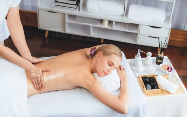 Kafkasyalı kadın müşteri stres önleyici spa masajının keyfini çıkarıyor ve lüks otel ya da oteldeki gündüz açık ortam güzellik salonunda güzellik teniyle eğleniyor. Sessiz.