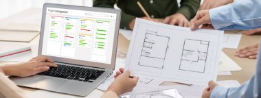 Ekip projesinin zaman çizelgesini gösteren bilgisayar ekranında canlı iş projesi yönetimi için proje planlama yazılımı