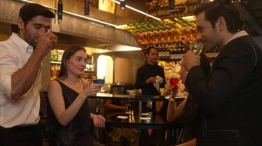 Arkadaşı Paloma, Margarita, Old Fashioned ve Martini 'de tezahürat yapmak için yürürken barın önünde çift olarak duran bir adam barmenlik yaparken, barmen de partiden canlı bir gece kulübü hazırlıyor. Vinosity.