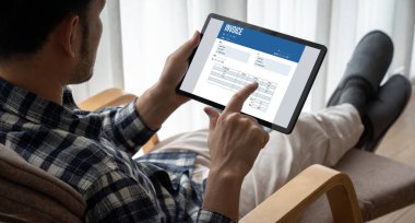 Muhasebe uygulamasından gelen fatura bilgisayar ekranında. Şirket işlerinin finans ve bütçesi için bilgisayar programı. Rahatça..