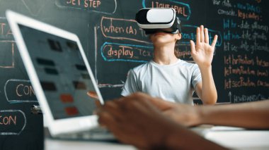 Karatahtadaki Afrikalı öğrencilerin el kodlama veya programlama sistemlerini web geliştirme planı ile kapatırken, genç bir kız da mühendislik dersiyle kara tahtada oynuyor. Yenilik