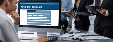 İş zekası ve veri analizi kavramı. Analizci ekibi laptop ekranında finansal veri analizi üzerinde çalışıyor. Etkili iş stratejik planlama için pazarlama göstergesi olarak. İçgörü