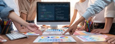 Uygulama ve program kodlaması için bilgisayar ekranında yazılım geliştirme programlama