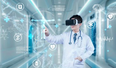 Doktor, semptomları teşhis ederken VR gözlüğü kullanarak tıbbi verilere işaret ediyor. Doktor, insan organı hologramına bakarken laboratuvar önlüğü ve artırılmış gerçeklik gözlüğü takıyor. Sağlık sigortası konsepti. Yaratıcılık..