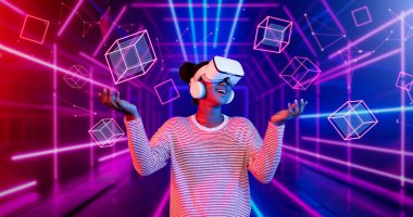 Çevresindeki geometrik şekle bakan kız metaevrende yüzüyor. Sanal dünyaya erişen mutlu genç ya da oyuncu VR kulaklık ve artırılmış gerçeklik teknolojisi kullanıyor. Teknoloji yeniliği. Yaratıcılık.