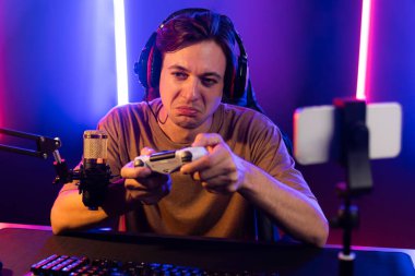 Kontrol kumandalı akıllı oyun flamasının tadını çıkarın. Modern teknoloji siber aydınlatma odasındaki yetenekli oyuncularla akıllı telefon reklamı üzerinden canlı yayın yapın. Bireysel.