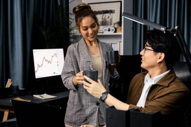 Profesyonel tüccarlar kahve fincanı ile birlikte geç saatlerde modern işyerinde finansal teknoloji projesinde yatırım dinamik borsasını tartışıyorlar. İnfobahn.