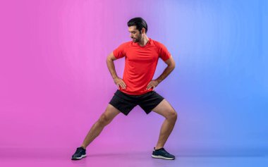 Vücut uzunluğunun tamamı atletik ve sportif genç bir adam tarafından izole edilmiş arka planda egzersiz öncesi duruş için ısınma ve esneme hareketleri ile çekilir. Sağlıklı aktif ve vücut bakımı yaşam tarzı.