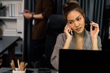 İş kadını, müşterilerle birlikte modern ofiste yeni bir proje işi yapmak için arıyor. Bu sırada, iş planının evrak dosyalarını kontrol ederek gece geç saatlerde veri tabanı raporlama toplantısına katılıyor. İnfobahn.