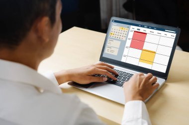 İnternet sitesindeki modish regrition için çevrimiçi aplikasyon rezervasyon takvimi